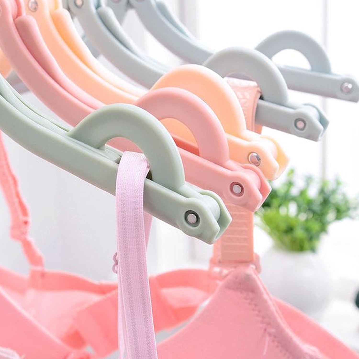 Travel-friendly clothes hangers, portable and foldable, 10 pieces.