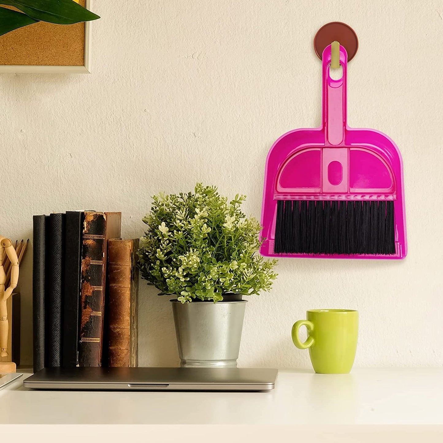 Easy-to-use dustpan and brush set for floor cleaning