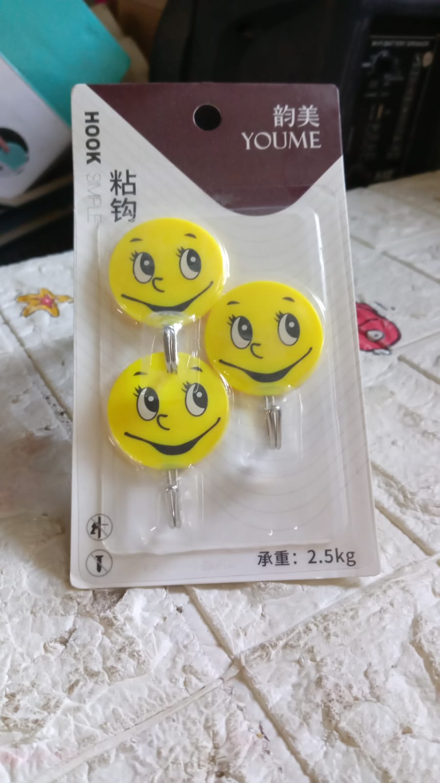 Smiley face self-adhesive wall hooks